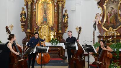 Bild: Walter Beyerlein
Ein Quartett, international besetzt mit Kontrabassisten aus Südkorea, China, Portugal und Deutschland, eröffnet das Konzert der Orchesterakademie in der Kreuzbergkirche.