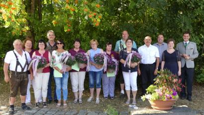 Bild: bej
An markanter Stelle versammelten sich die Mitglieder zum Erinnerungsfoto anlässlich der Ehrungen zum 30-jährigen Vereinsjubiläum des GOV Muschenried. Zu den Gratulanten gehörten auch Landrat Thomas Ebeling, Bürgermeisterin Sonja Meier und stellvertretender Beziirksverbandsvorsitzender Alois Dirrigl (von rechts).