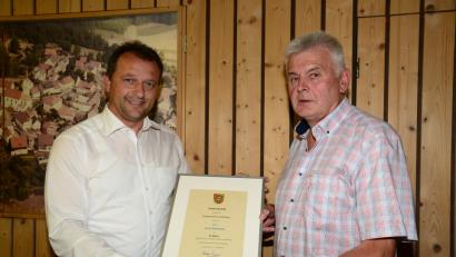 Bild: bey
Bürgermeister Anton Kappl (links) überrreicht dem ausscheidenden Marktrat Josef Zitzmann eine Dankurkunde.