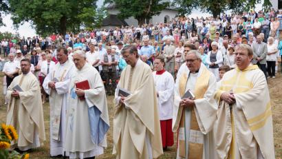 Bild: fvo
Hunderte kommen zum Frauentag zum Festgottesdienst auf den Fahrenberg. Pfarrer Andreas Renner (vorne, Dritter von links) aus Haselbach ist der Hauptzelebrant.
