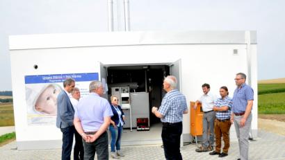 Bild: Gajeck-Scheuck
Martin Malitzke, Prokurist der Stadtwerke (links), erläutert den Mitarbeitern der Stadtwerke die technische Konzeption der von einer Biogasanlage bespeisten Fernwärmeversorgung des neuen Wohnbaugebiets Drillingsfeld II.