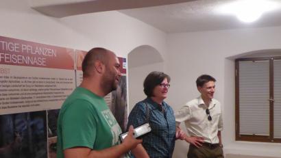 Bild: Naturpark Hirschwald
Der Geschäftsführer des Naturparkverbands Bayern, Arjen de Wit (rechts), besucht das Fledermaushaus Hohenburg. Johannes Pirner (links) führte ihn und Isabel Lautenschlager, die Geschäftsführerin des Naturparks Hirschwald, durch die Ausstellung im Haus.