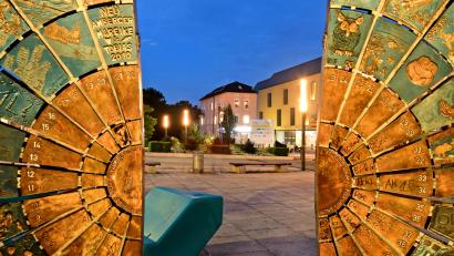 Bild: Petra Hartl
Blick vom Inneren der Bürgerskulptur nach draußen: Der Multifunktionsplatz in Amberg braucht einen Namen.