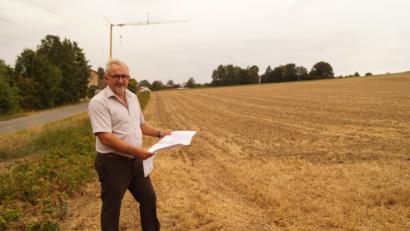 Bild: arw
Bürgermeister Rudolf Schopper ist froh, dass im neuen Baugebiet "Am Ilsenberg" bald Bagger und Bauarbeiter anrücken können.