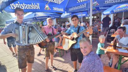 Bild: no
Kreitz & Quer nennt sich die junge Gruppe, die das Publikum beim Hallenfest der Feuerwehr musikalisch unterhält.
