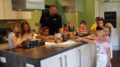 Bild: weu
14 Kinder im Alter von fünf bis zehn Jahren werkelten beim Kochkurs des Spitzenkochs Andreas Meier in seinem „Grünen Gut“ und hatten dabei viel Spaß.