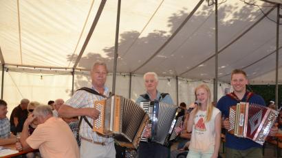Bild: gi
Die drei Musiker Fritz Ring, Richard Schwabl und Florian Völkl (von links) spielen beim Musikantentreffen der CSU-Familie bestens auf. Franziska Völkl gibt als Sängerin einige Lieder zum Besten.
