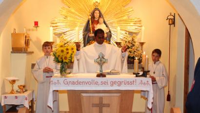 Bild: pi
"Maria ist der Pionier für ein christliches Lebenskonzept mit Zukunft", sagt Pfarrer Julius Johnrose in der Eucharistiefeier zum Patrozinium der Marienkapelle in Hinterbrünst.