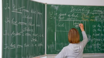 Bild: Patrick Pleul/dpa
Viele Lehrer haben nur befristete Verträge - und müssen sich in den Ferien arbeitslos melden.