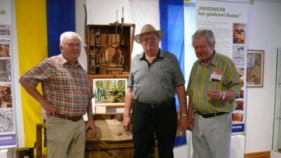 Bild: kgg
Im Rahmen des “Museums-Cafes“ im Stiftlandmuseum begrüßten die beiden Museumsleiter Robert Treml (rechts) und Hans Zölch (links) Schreinermeister Otto Weiß aus Mitterteich.