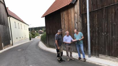 Bild: eig
Die Engstelle in der Pirker Straße wird beseitigt: Bürgermeister Gerhard Scharl (Mitte) wurde auf den Verkauf eines Anwesens aufmerksam, dessen Nebengebäude die Gemeinde zur Verbreiterung der Straße teilweise abbrechen wird; mit im Bild die Gemeinderäte Michael Ederer (rechts) und Michael Pregler.