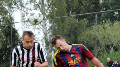 Bild: heh
Kopfballduell zwischen dem Kondrauer Dominik Sellner (rechts) und dem Arzberger Martin Brunner: Die Sportfreunde fertigten den VfB im Toto-Pokal-Achtelfinale mit 6:1 ab.