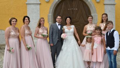 Bild: fjo
Brautkinder und Brautjungfern begleiteten Andrea Gilch und Andreas Nickl am Hochzeitstag.