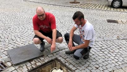Bild: bjo
Josef Pirzer (links) und Armin Lamecker sind sauer: Das Kirwabaumloch ist von drei Männern mit Schweinemist und Bau-Schaum aufgefüllt worden.