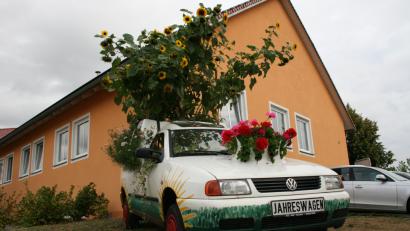 Bild: rg
Ein ausgedienter VW Caddy erlebt eine neue Bütezeit als Gewächshaus auf Rädern.