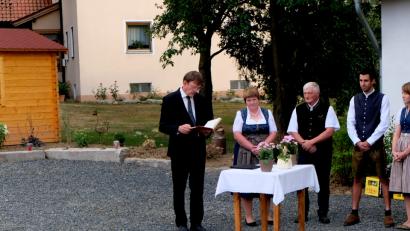 Bild: le
Pfarrer Volker Wappmann (links) segnete den neuen Hofladen der Familie Pröls in der Kirchstraße 41.
Stehend, von links, Elisabeth und Walter Pröls, Johannes Höning und Christina Pröls. Sitzend, von links, die Großeltern Elfriede und Hans Pröls.