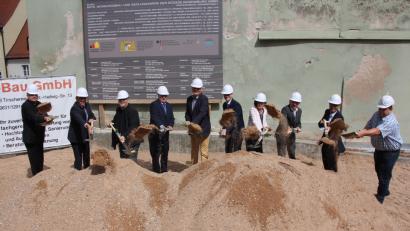 Bild: kro
Voller Einsatz beim Spatenstich: Stadtpfarrer Georg Flierl, Bürgermeister Franz Stahl, Architekt Peter Brückner Ludwig Gareis und weitere Ehrengäste (von links).