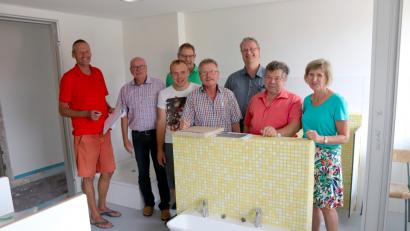 Bild: gac
„Blitzsauber“: In ihrem Urteil über den Kindergarten Guter Hirte und seinen Waschraum sind sich (von links) Pfarrer Uwe Markert, 3. Bürgermeister Hans-Jürgen Reitzenstein, FDP-Ortsvorsitzender Christian Weiß und (Fünfter von links) Stadtrat Karl-Heinz Kreiner sowie weitere Mitglieder des gemeinsamen Wahlvorschlags von FDP und FWS einig.