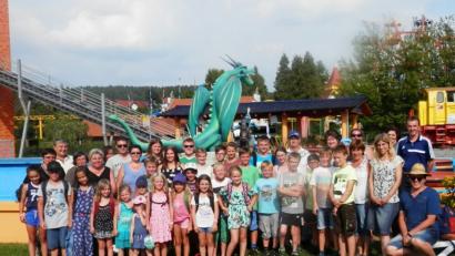 Bild: exb
Die 29 Kinder, hier im Bild mit ihren Betreuern, waren begeistert vom Besuch des Churpfalzparks.
