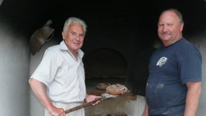 Bild: amö
Matthias Karl (links) und Josef Schmid (rechts) fertigten leckere Brote.