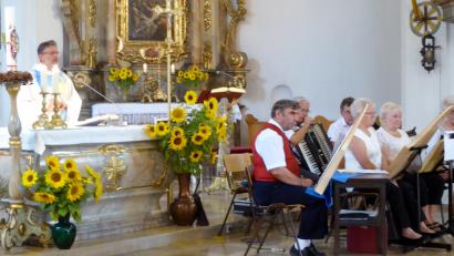 Bild: fsb
Die Mitglieder der Gruppe „Oberpfälzer Saitenklang“: Ludwig Putzer (Akkordeon), Norbert Puff (Gitarre) und die Veeh-Harfisten Josef Sterr, Angela Putzer, Irmgard Puff und Gisela Grim.