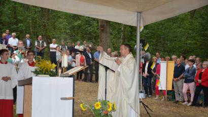 Bild: Freya Stöckl
Kaplan Berno Läßer hielt anlässlich des Feiertages Mariä Himmelfahrt den Gottesdienst am Freialtar am Brünnl ab.