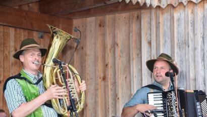 Bild: bey
Die "Zwoa Schneidig'n", Manfred Wild und Christian Müller (von links), sind die Gastgeber beim Musikantentreffen am Schafferhof.