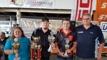 Bild: gz
Der "Präsi" Martin Bauer gratuliert Tomas Levicka zum 2., Christian Christinger zum 1. Platz beim 301er Turnier. Beste Dame wurde Vanessa Frisch (von rechts).