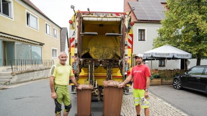 Bild: Lukas Meister
Harald Patschnik (links) und sein Kollege Thomas Putera sind auf den Straßen im Landkreis Neustadt zu Hause. Täglich brechen sie in den frühen Morgenstunden auf, um den Biomüll er Bürger zu sammeln - und könnten sich keinen schöneren Beruf vorstellen.