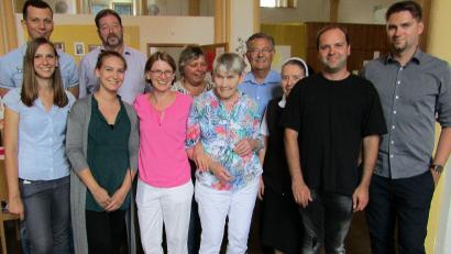 Bild: sck
Den 80. Geburtstag feiert Berta Daller (Mitte). Um die Jubilarin herum stehen Tochter Maria (links), Konventoberin Schwester Madlen Kollbrand (rechts) und 2. Bürgermeister Herbert Lehner (hinten).