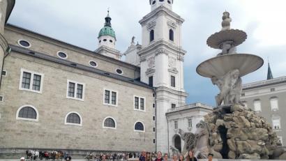 Bild: exb
Eine zehnköpfige Gruppe genießt mit dem Kreisjugendring die Sehenswürdigkeiten Salzburgs.