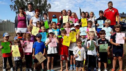 Bild: zer
Die Kinder freuen sich nach dem Ende der Sportrallye über Urkunden.
