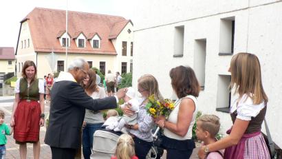 Bild: lep
Nach dem Gottesdienst warten auf dem Kirchplatz Familien mit Kindern, die den bischöflichen Einzelsegen von Bischof Joseph erhalten.