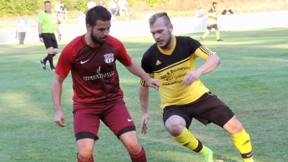 Bild: heh
Knackiger Pokalfight am Donnerstagabend: Waldershofs Christian Heinrich (links) schirmt den Ball gegen Kubilay Özdemir (FC Tirschenreuth) ab. Im Elfmeterschießen setzte sich der Bezirksligist aus der Kreisstadt knapp durch.