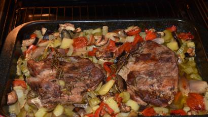 Bild: Schiffer
Nach rund zwei Stunden im Ofen können die Frischlings-Schaufeln auf Gemüse serviert werden.