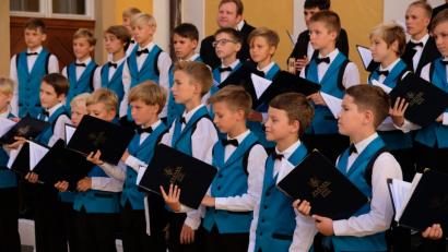 Bild: do
Die schneidigen Buben des „Jazep Medins“ aus Riga in Lettland gehören zu den führenden Knabenchören des Baltikums. Das Ensemble unter Leitung von Romans Vanags beweist bei den Speinsharter Sommerkonzerten internationale Klasse.