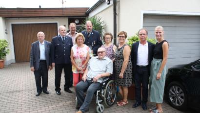 Bild: bjp
Im Kreis von Familie und Freunden trat Paul Kieswetter ins neunte Lebensjahrzehnt ein. Im Namen der Stadt gratulierten Bürgermeister Werner Walberer (Zweiter von rechts ) und Seniorenbeauftragter Albert Butscher (links).