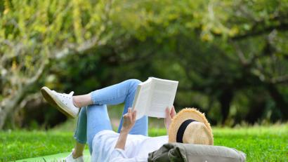 Bild: amenic181/stock.adobe.com
Wann haben Sie sich das letzte Mal auf eine Reise begeben? Nicht mit dem Flugzeug, dem Zug oder dem Auto – sondern in Ihrer Fantasie, eins Ihrer Lieblingsbücher lesend?