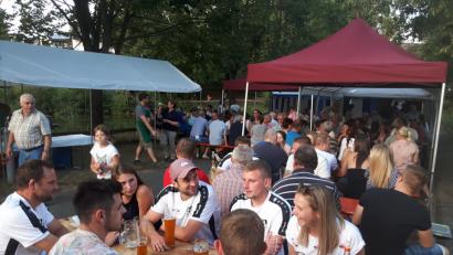 Bild: Kreuzer, Tom
Bin weit in die Nacht hinein genießen die Besucher das idyllische Seefest.