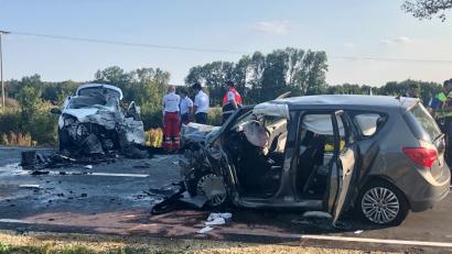 Bild: Auer, Alexander
Bei einem schweren Unfall auf der B8 bei Geisling kam eine Frau ums Leben.