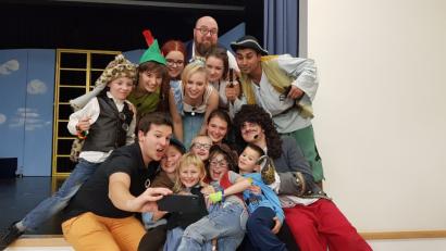 Bild: Michael Sandner
Junaid (rechts) als Pirat Smee nach der Premiere von "Peter Pan".