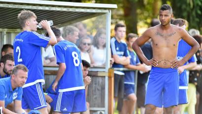 Bild: Alfred Schwarzmeier
Schlusspfiff vorigen Sonntag in Pfreimd: Die Spieler des SV Etzenricht mit Michael Wells (rechts), Andreas Koppmann (Nummer 8) und Felix Diermeier (Nummer 2) sind nach der 1:2-Niederlage frustriert. Die Fuhrmann-Elf hofft, dass es heute im Heimspiel gegen den TSV Kareth besser läuft.