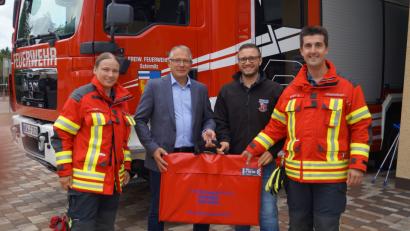 Bild: du
Gemeinde und Feuerwehr freuen sich über das Geschenk eines "mobilen Rauchverschlusses" von der Versicherungskammer Bayern, das Direktionsbeauftragter Andreas Krenn (Zweiter von links) an stellvertretende Kommandantin Carola Adam, Bürgermeister Ernst Lenk und Kommandant Bernhard Eckert (von links) überreichte.