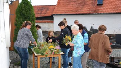 Bild: rpp
Vor der Kirche in Kastl verkauft der Frauenbund für Mariä Himmelfahrt Kräuterbüschel. Bereits nach kurzer Zeit findet auch der letzte der rund 80 Sträuße einen Abnehmer.
