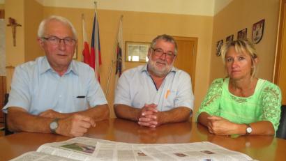 Bild: Tietz
Bürgermeister Armin Schärtl (Mitte) und seine beiden Stellvertreter Kurt Koppmann (links) sowie Heidi Eckl (rechts) bezogen Stellung zu Vorwürfen zum Verkauf einer städtischen Immobilie an eine Stadträtin.