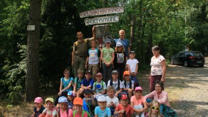 Bild: wro
Angeführt von Revierförster Eckhard Deutschländer (hinten links) startet der Kultur- und Tourismusverein mit Vorsitzender Gabi Eichenseher (rechts) und Betreuer Hans Gebhard mit den Kindern aus Wiesau hinein ins Wald-Vergnügen.