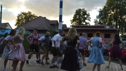 Bild: myd
Traditionell stellten die Hüttner Kirwaburschen ihren Baum auf. Nach dem Austanzen waren Luis und