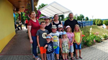Bild: enz
Das BRK Neualbenreuth hat das Ferienprogramm mit einem Minigolfturnier bereichert. Adila Weiß, Corinna Plonner, Sabrina Beck und Peter Plonner (hinten, von links) mit den Teilnehmern des Minigolfturniers. Rechts im Bild Siegerin Svenja Scharnagl.