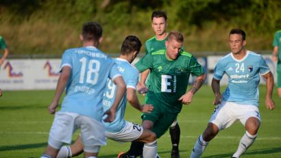 Bild: brü
Mit 3:0 gewann die DJK Ammerthal (in Grün) gegen die SpVgg Jahn Forchheim. Michael Joncy (Mitte) scheint wieder in Top-Form und steuerte ein Tor bei.