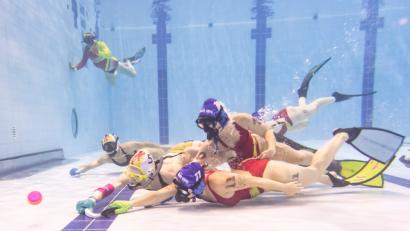 Bild: SpainUWH
Mit einem kurzen Schläger versuchen die Unterwasserhockey-Spielerinnen den Bleipuck in das Tor zu befördern